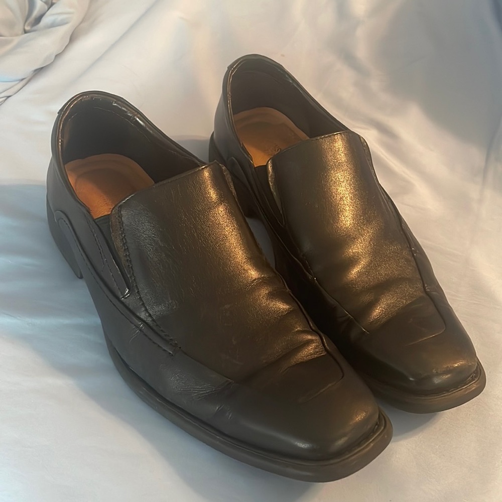 Johnston and Murphy. Mens slip on loafers. Black.